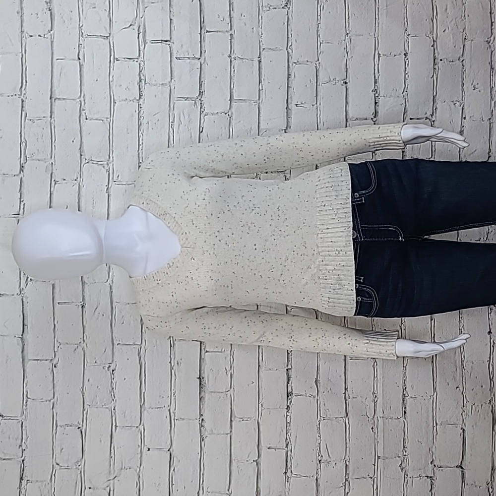 Old Navy 90's Vintage Knit Lamb's Wool Blend V-Neck Long Sleeve Sweater in Cream